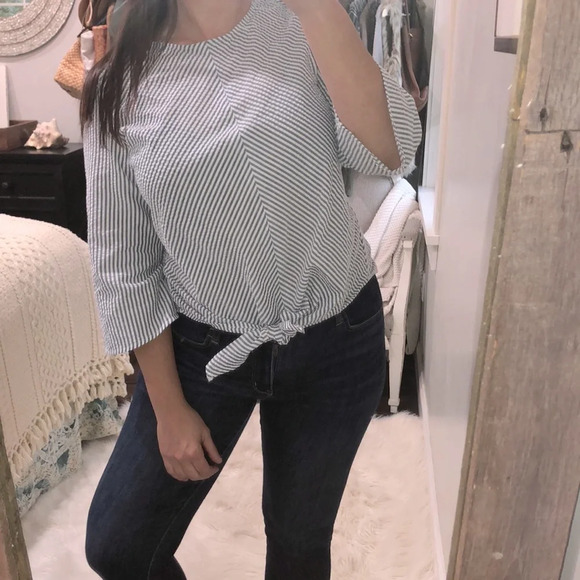 New Directions size medium blue & white striped seersucker style tie front - Picture 1 of 4